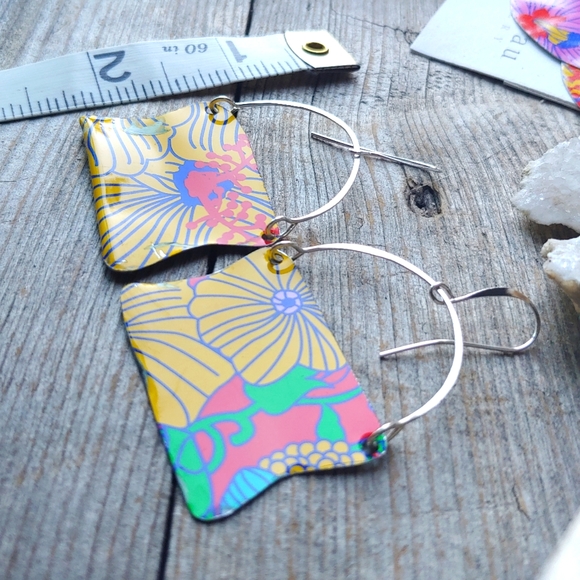 SOLD Upcycled LUSH Bathbomb Tin Earrings - Picture 9 of 9